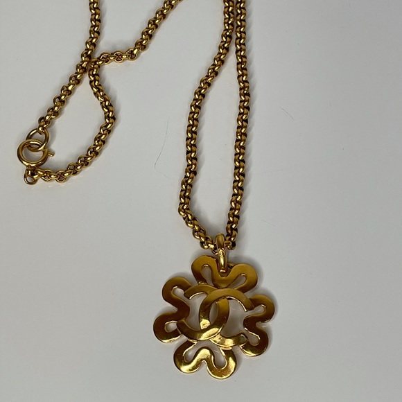 Chanel Vintage 1995 Gold CC Logo Daisy Necklace - Picture 8 of 10